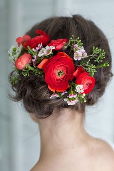 acconciatura sposa con fiori