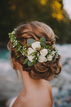 acconciatura sposa con fiori