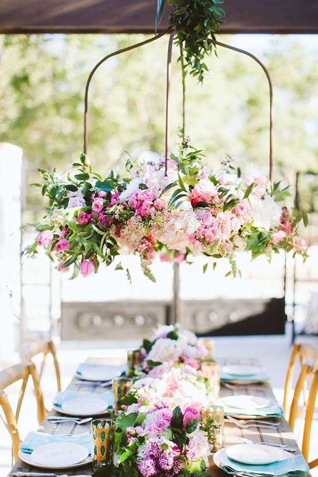 "Lampadari" fioriti per decorare il matrimonio