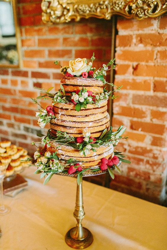 Fiori e frutti di bosco per la wedding cake