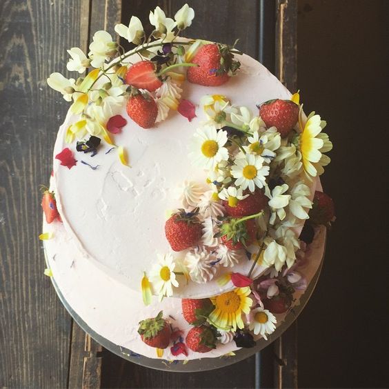 Fiori e frutti di bosco per la wedding cake