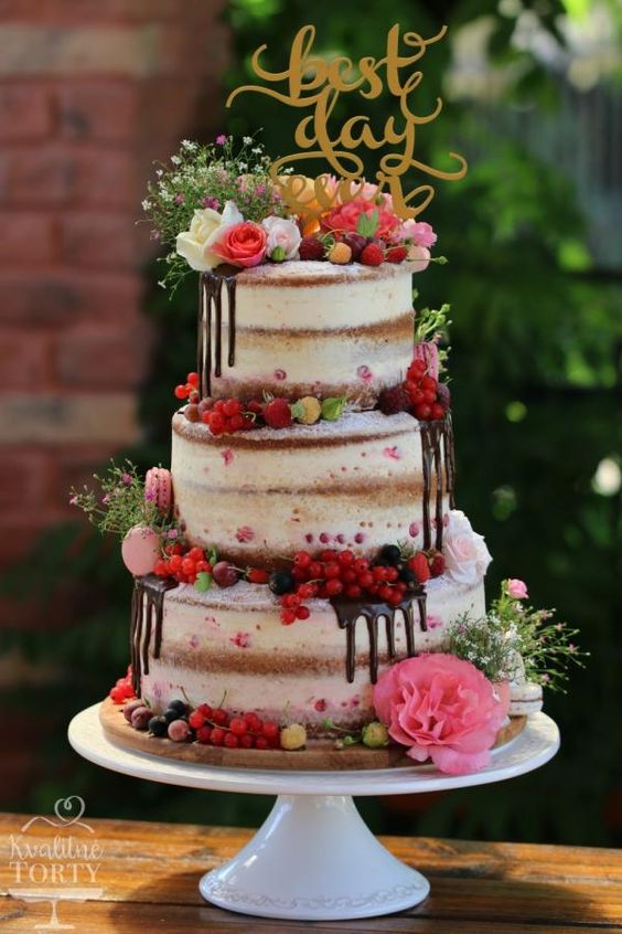 Fiori e frutti di bosco per la wedding cake