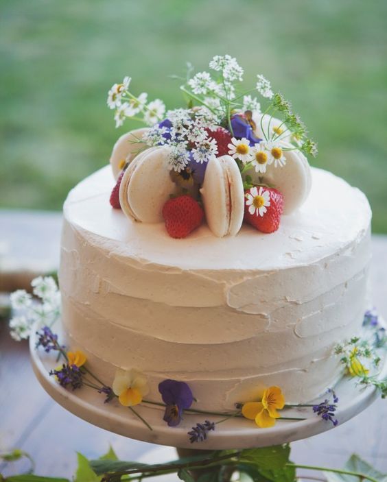 Fiori e frutti di bosco per la wedding cake