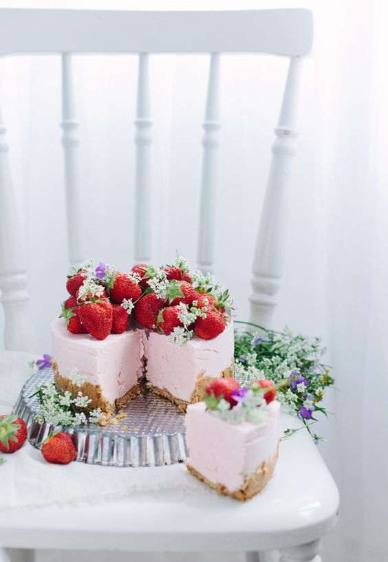 Fiori e frutti di bosco per la wedding cake