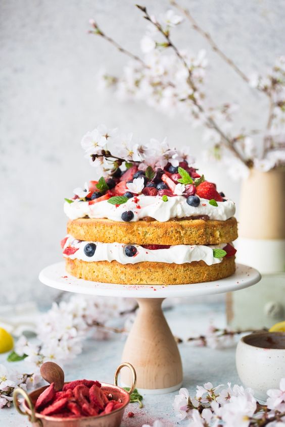 Fiori e frutti di bosco per la wedding cake