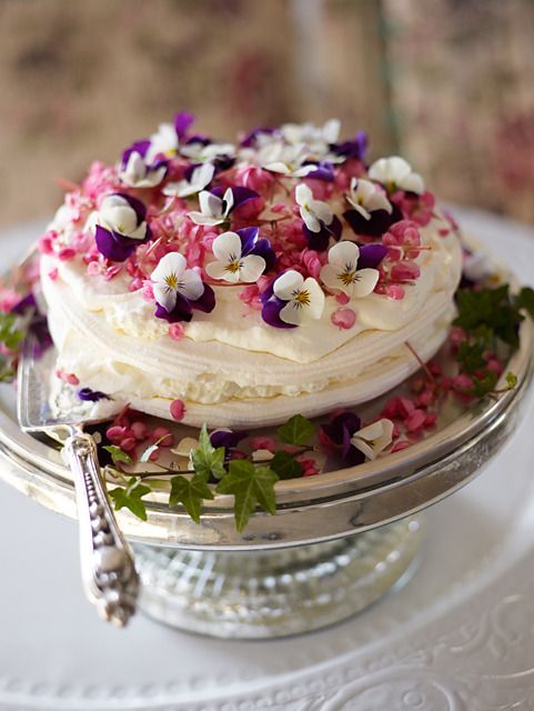 Fiori e frutti di bosco per la wedding cake- Matrimonio a 