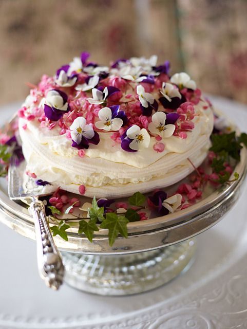 Fiori e frutti di bosco per la wedding cake