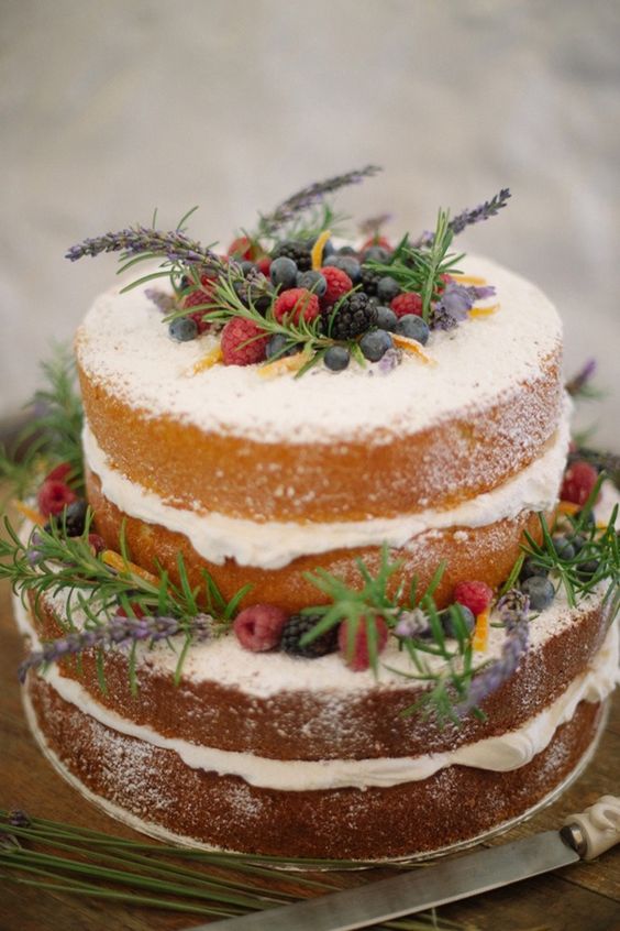 Fiori e frutti di bosco per la wedding cake