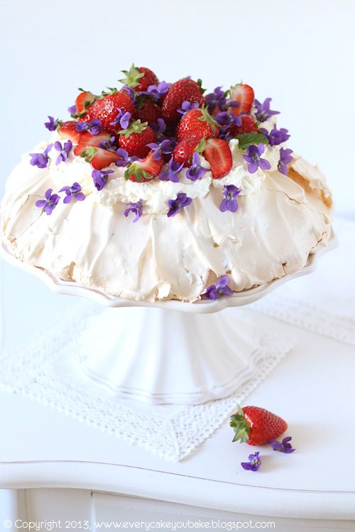 Fiori e frutti di bosco per la wedding cake