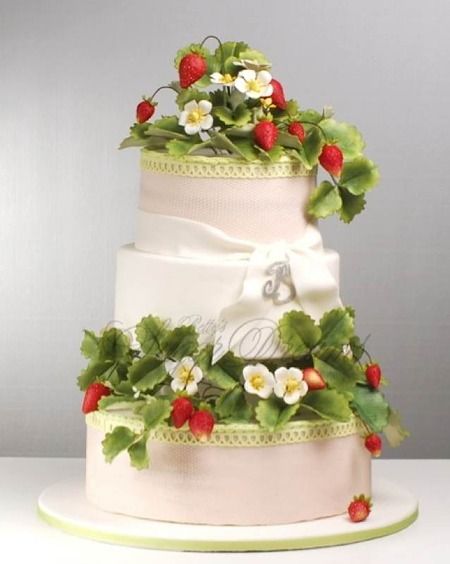Fiori e frutti di bosco per la wedding cake