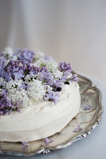 Fiori e frutti di bosco per la wedding cake