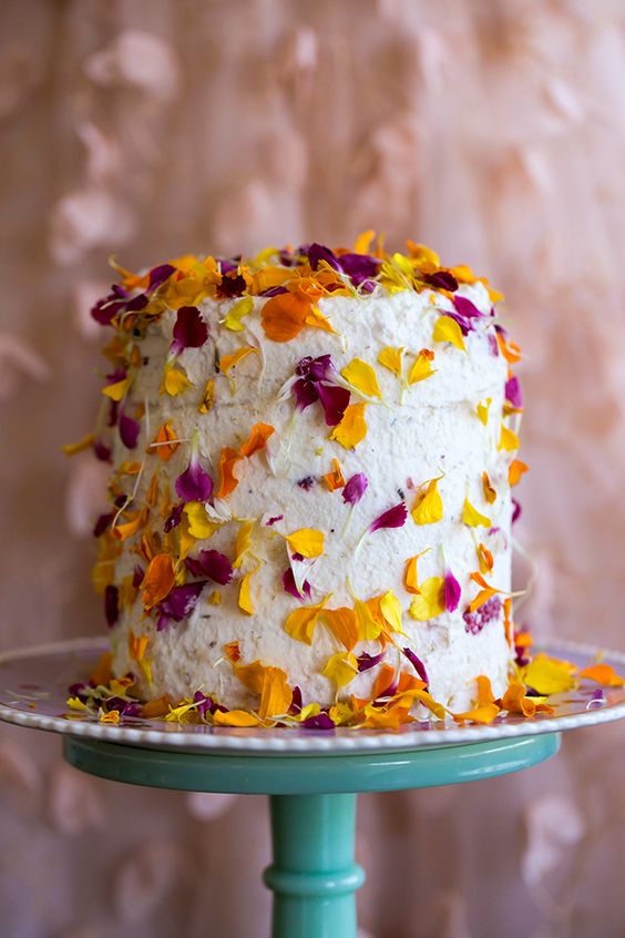 Fiori e frutti di bosco per la wedding cake