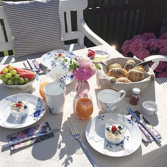 Apparecchiare per la colazione in vacanza