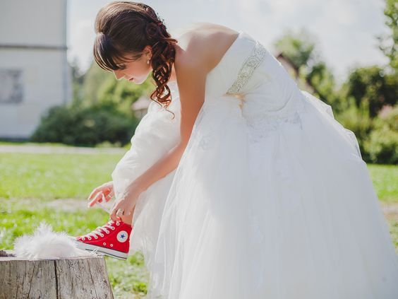 abito da sposa con converse