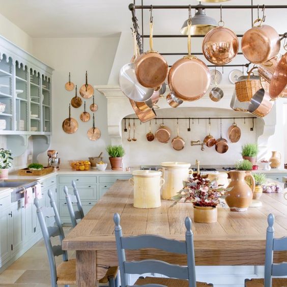 Decorare la cucina con oggetti in rame